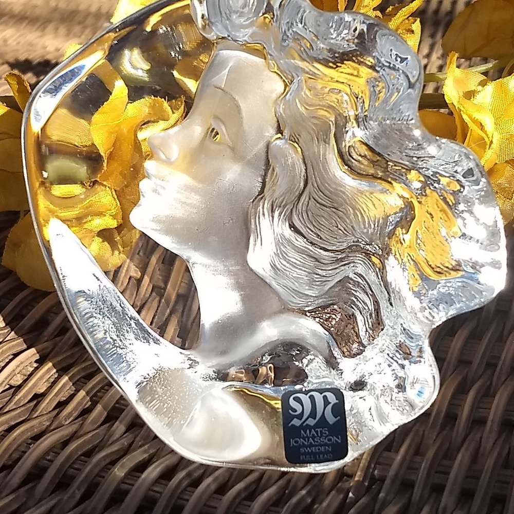 vintage 80s Mats Jonasson crystal portrait paperweight NWT